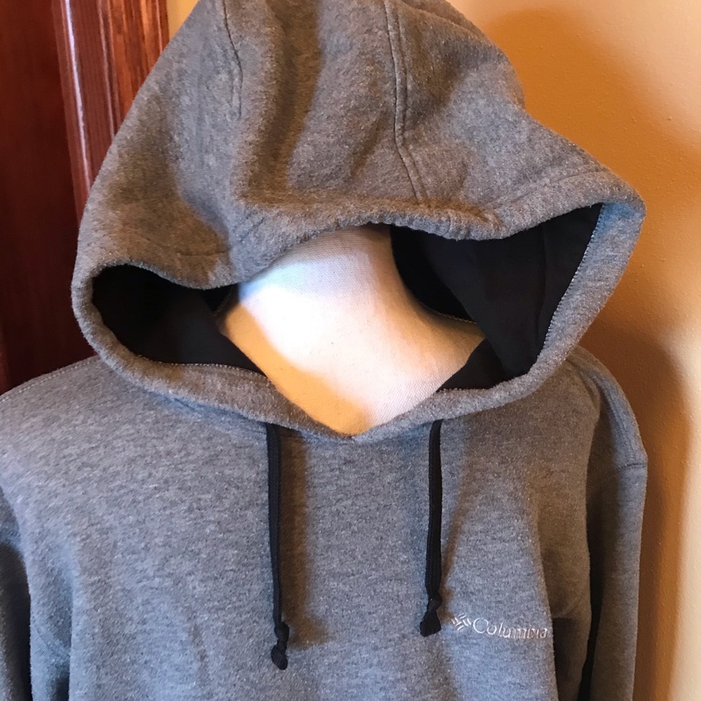 Men’s Columbia hooded pullover sweatshirt!